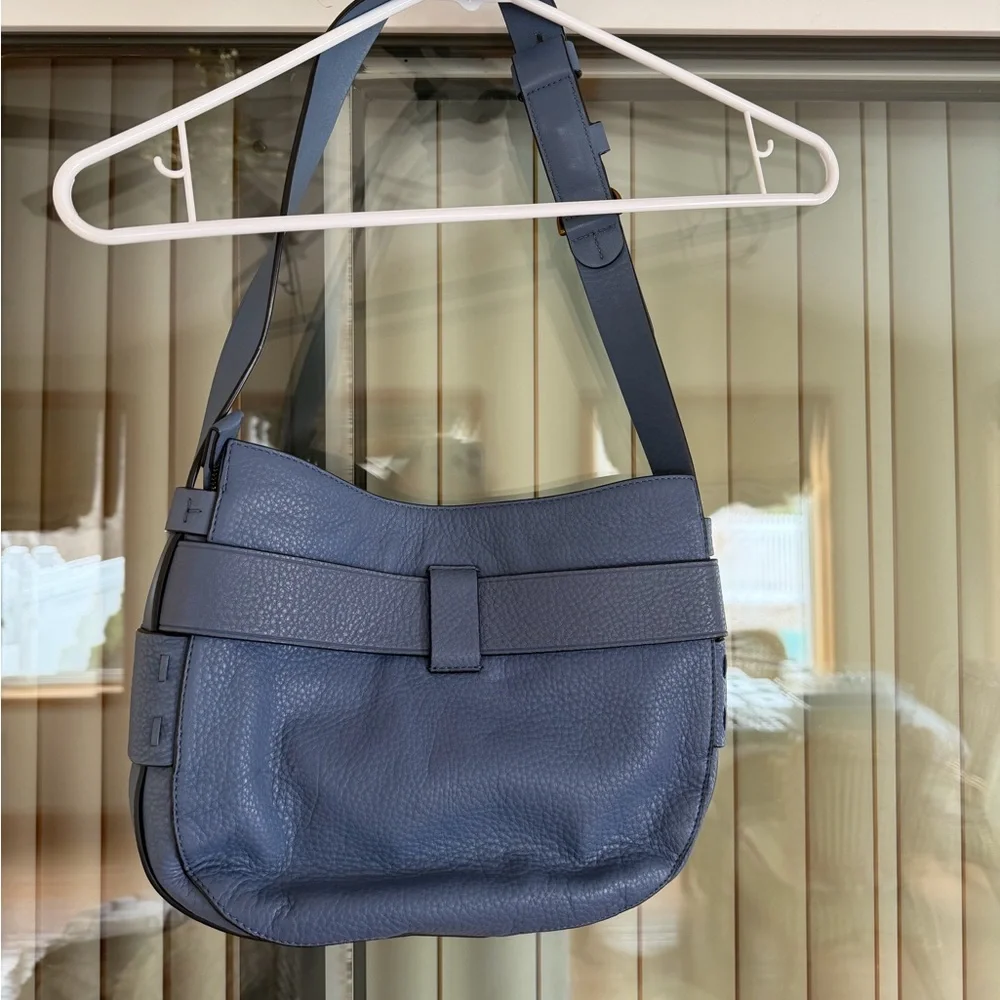 Tory Burch Gemini Link Blue Pebbled Leather Shoulder Bag with Gold Accents - Picture 4 of 12